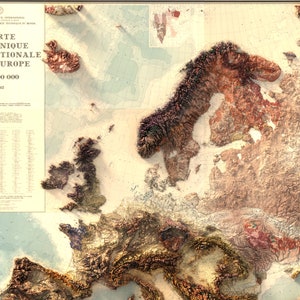 Pu&ograve; includere: Una mappa vintage dell'Europa con un effetto di rilievo 3D, che mostra la topografia del continente. La mappa &egrave; stampata su uno sfondo crema con colori marrone, verde e rosso per rappresentare le diverse altitudini. La mappa &egrave; intitolata "Carte Technique Internationale" e include una scala di 1:10.000.000.