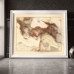 Pode incluir: Um mapa emoldurado do Mar Mediterr&acirc;neo e das massas de terra circundantes. O mapa &eacute; de estilo vintage com uma superf&iacute;cie em relevo texturizada. O mapa est&aacute; emoldurado em uma moldura branca.