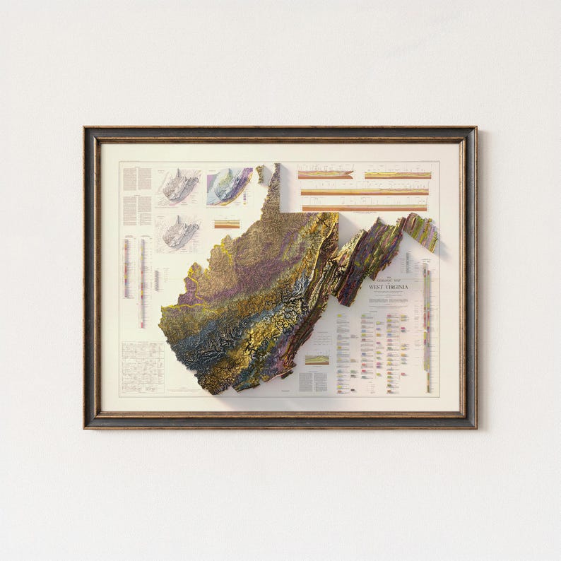 Puede incluir: Un mapa topogr&aacute;fico 3D enmarcado de Virginia Occidental, con un relieve detallado en tonos de amarillo, verde, morado y marr&oacute;n. El mapa est&aacute; sobre un fondo de datos geol&oacute;gicos y est&aacute; encerrado en un marco de madera oscura.