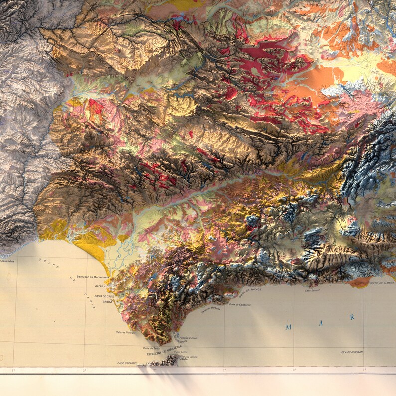 Puede incluir: Un mapa topogr&aacute;fico detallado de la Pen&iacute;nsula Ib&eacute;rica, que muestra el terreno y las caracter&iacute;sticas geol&oacute;gicas de la regi&oacute;n. El mapa est&aacute; coloreado en tonos de marr&oacute;n, verde, amarillo y rojo, con l&iacute;neas azules que representan r&iacute;os y arroyos. El mapa incluye etiquetas para varias caracter&iacute;sticas geogr&aacute;ficas, como monta&ntilde;as, valles y ciudades.
