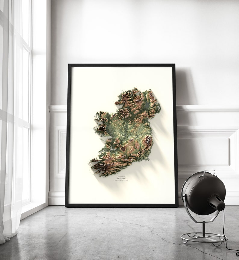 Pu&ograve; includere: Una stampa incorniciata in nero di una mappa topografica dell'Irlanda. La mappa &egrave; in tonalit&agrave; di verde e marrone, con uno sfondo bianco. La parola "Irlanda" &egrave; stampata nell'angolo in basso a destra della mappa.
