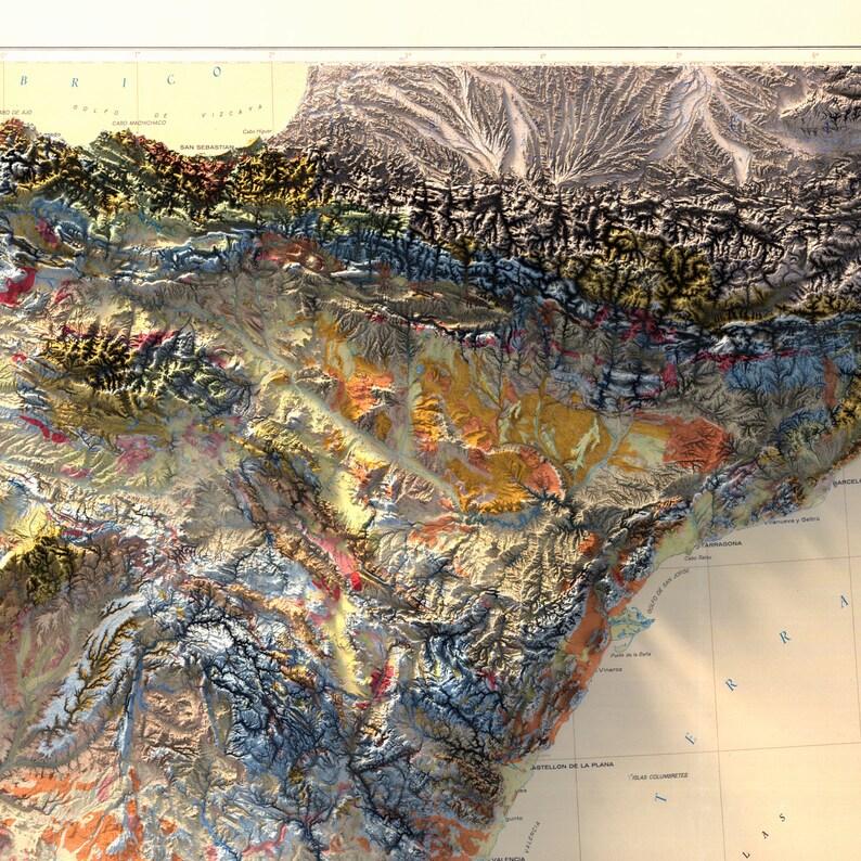Puede incluir: Un mapa topogr&aacute;fico detallado de una regi&oacute;n monta&ntilde;osa con una zona costera. El mapa presenta una variedad de colores y texturas para representar las diferentes elevaciones y formas del terreno. El mapa incluye etiquetas para varias caracter&iacute;sticas geogr&aacute;ficas, como monta&ntilde;as, r&iacute;os y ciudades.