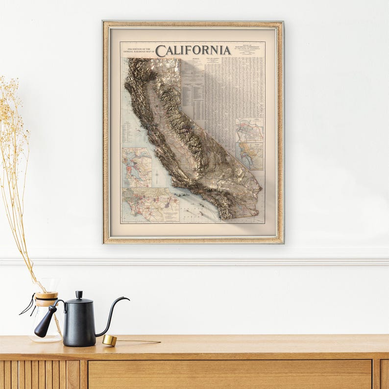 K&ouml;nnte beinhalten: Eine Vintage-Karte von Kalifornien in einem Rahmen mit einem 3D-Pr&auml;geeffekt. Die Karte ist in Braun- und Beiget&ouml;nen gehalten und zeigt eine detaillierte Umrandung der Geographie des Staates. Der Titel "CALIFORNIA" ist oben auf der Karte fett gedruckt.