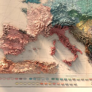 Op de afbeelding: Een vintage kaart van Europa die de verspreiding van Indo-Europese talen laat zien. De kaart is kleurgecodeerd om de verschillende taalfamilies te tonen, waaronder Latijn, Germaans, Slavisch en Keltisch. De kaart heeft de titel "Indo-Europese" en bevat een legenda met de namen van de verschillende taalfamilies.