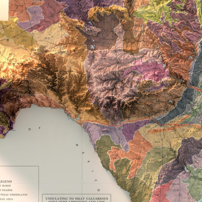 Op de afbeelding: Een gedetailleerde, kleurrijke kaart van Texas, met verschillende landformaties en geologische regio's. De kaart gebruikt een reeks aardetinten, waaronder bruin, oranje en paars, om de topografie van de staat weer te geven. De kaart bevat tekstlabels en een legende.