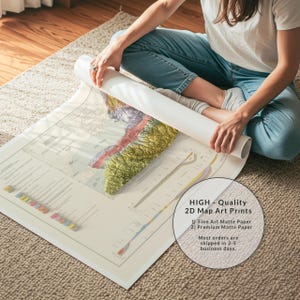 Op de afbeelding: Een gedetailleerde kaartafdruk met 3D-achtige topografische kenmerken, opgerold met een witte buis. De kaart heeft verschillende kleuren, waaronder groen, rood en geel, en is voorzien van tekst. De tekst "HIGH - Quality 2D Map Art Prints" is inbegrepen.