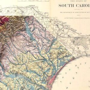 Pode incluir: Um mapa vintage da Carolina do Sul, mostrando os rios, a costa e a topografia do estado. O mapa &eacute; impresso em tons de marrom, azul e verde, e inclui o texto "The State of South Carolina" e "The Department of Agriculture of South Carolina".