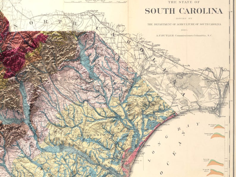 Pode incluir: Um mapa vintage da Carolina do Sul, mostrando os rios, a costa e a topografia do estado. O mapa &eacute; impresso em tons de marrom, azul e verde, e inclui o texto "The State of South Carolina" e "The Department of Agriculture of South Carolina".