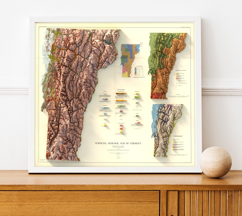 K&ouml;nnte beinhalten: Eine antike geologische Karte von Vermont, die das Gel&auml;nde des Bundesstaates und die geologischen Formationen in einer detaillierten, farbenfrohen Illustration zeigt. Die Karte ist in Abschnitte unterteilt, die jeweils eine andere geologische Periode repr&auml;sentieren. Die Karte tr&auml;gt den Titel "SURFICIAL GEOLOGIC MAP OF VERMONT".