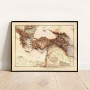 Pode incluir: Um mapa em relevo 3D de estilo vintage do Mar Mediterr&acirc;neo e das massas de terra circundantes. O mapa &eacute; impresso em papel cor de creme e emoldurado em preto.