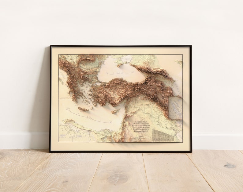 Pode incluir: Um mapa em relevo 3D de estilo vintage do Mar Mediterr&acirc;neo e das massas de terra circundantes. O mapa &eacute; impresso em papel cor de creme e emoldurado em preto.