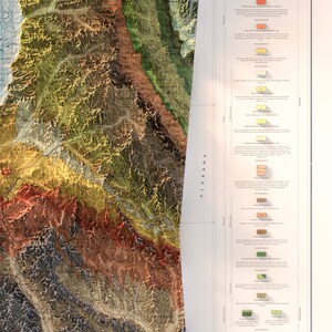 K&ouml;nnte beinhalten: Eine detaillierte geologische Karte von Alabama, die verschiedene Gesteinsformationen und deren Alter zeigt. Die Karte ist farbcodiert, wobei jede Farbe eine andere geologische Periode darstellt. Die Karte enth&auml;lt auch Textbeschriftungen, die die verschiedenen Formationen identifizieren.