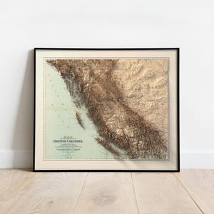 Puede incluir: Un mapa vintage de la Columbia Brit&aacute;nica, Canad&aacute;, con una representaci&oacute;n en relieve del terreno. El mapa est&aacute; enmarcado en negro y tiene un fondo azul claro con l&iacute;neas y marcas marrones y beige.