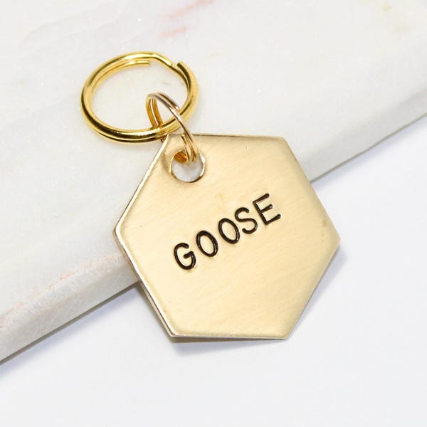 Médaille d'identification hexagonale pour chien estampée à la main • Laiton ou argent, personnalisé