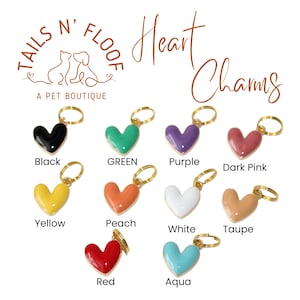 Puede incluir: Surtido de dijes de corazón de esmalte en varios colores, incluyendo negro, verde, morado, rosa oscuro, amarillo, melocotón, blanco, topo, rojo y aguamarina. Cada dije tiene un anillo dorado para sujetarlo a un collar, pulsera u otra joya.