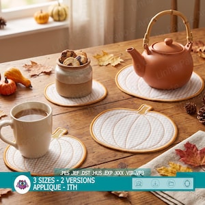 Pode incluir: Um conjunto de porta-copos de tecido em forma de abóbora com padrão xadrez branco e cinza e borda amarela. Os porta-copos são exibidos com um bule, uma caneca e um pote de biscoitos. O texto diz: .PES .JEF .DST .HUS .EXP .XXX .VIP .VP3 3 SIZES - 2 VERSIONS APPLIQUE - ITH