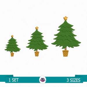 Pode incluir: Conjunto de três árvores de Natal bordadas em tamanhos diferentes. As árvores são verdes com vasos marrons e estrelas douradas no topo. 1 CONJUNTO 3 TAMANHOS