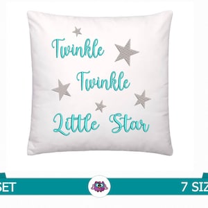 Puede incluir: Almohada blanca con el texto "Twinkle Twinkle Little Star" bordado en azul turquesa con cinco estrellas grises.