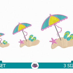 Op de afbeelding: Een set van drie borduurpatronen met een strandsc&egrave;ne met een roze en gele parasol, slippers en een sterretje op een zandstrand.