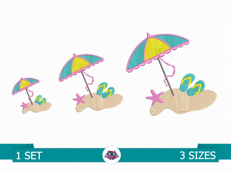 Op de afbeelding: Een set van drie borduurpatronen met een strandsc&egrave;ne met een roze en gele parasol, slippers en een sterretje op een zandstrand.