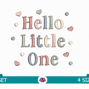 Puede incluir: Diseño bordado con el texto "Hello Little One" en colores pastel con pequeños corazones y puntos que rodean el texto.