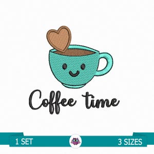Pode incluir: Uma chávena de café turquesa com um rosto sorridente e um biscoito em forma de coração em cima. As palavras "Coffee time" estão escritas em letras pretas abaixo da chávena. A imagem está num fundo branco.