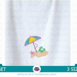 Op de afbeelding: Borduurontwerp van een strandscene met een gele en blauwe parasol, roze slippers en een sterretje op een zandstrand. Het ontwerp is verkrijgbaar in drie maten en maakt deel uit van een set.