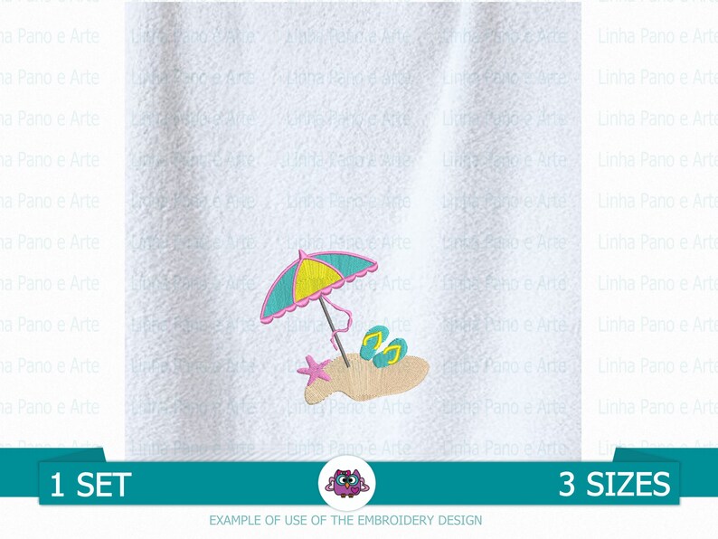 Op de afbeelding: Borduurontwerp van een strandscene met een gele en blauwe parasol, roze slippers en een sterretje op een zandstrand. Het ontwerp is verkrijgbaar in drie maten en maakt deel uit van een set.