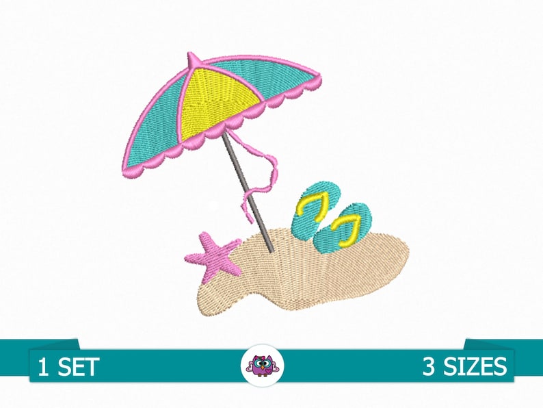 Op de afbeelding: Borduurwerk van een strandsc&egrave;ne met een roze en blauwe parasol, een zeester en blauwe slippers op een bruin strand.