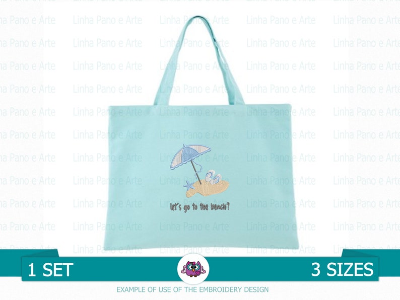 Op de afbeelding: Een lichtblauwe tote bag met een geborduurd ontwerp van een strandparasol, strandstoelen en een emmer en schep. De tekst "Let's go to the beach?" is onder het ontwerp geborduurd.