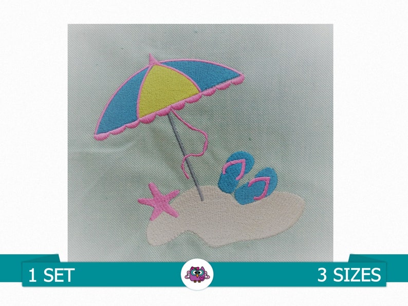 Op de afbeelding: Borduurwerk van een strandsc&egrave;ne met een blauwe en gele parasol, roze slippers en een roze zeester op een wit zandstrand.