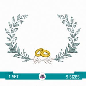 Pode incluir: Um design bordado com duas alianças de casamento douradas entrelaçadas, rodeadas por uma coroa de folhas verde-azuladas e detalhes brancos. O design é definido contra um fundo branco. Os textos "1 SET" e "5 SIZES" são exibidos.