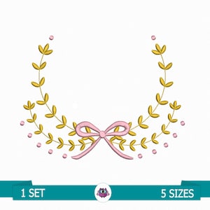 Pode incluir: Uma coroa de folhas douradas com pontos rosa e um laço rosa no centro. A coroa está sobre um fundo branco. 1 SET 5 SIZES