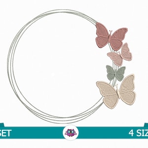 Puede incluir: Diseño de bordado con un marco circular de diseño delicado y superpuesto y cuatro mariposas en tonos rosa, verde y beige.