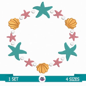 Könnte beinhalten: Ein kreisförmiges Stickmuster mit einem Kranz aus Muscheln, Seesternen und Perlen. Das Design ist in den Farben Rosa, Türkis und Gelb gehalten.