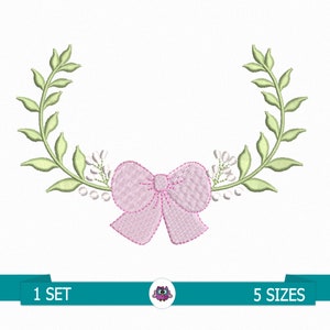 Pode incluir: Um laço rosa com uma grinalda de folhas verdes de cada lado. A grinalda tem pequenas flores brancas.