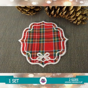 Pode incluir: Um conjunto de dois desenhos de bordado que apresentam um círculo xadrez vermelho e verde com um laço branco. Os desenhos estão disponíveis em dois tamanhos e incluem instruções de bordado em formato PDF.