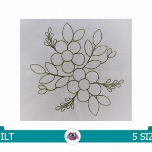 Pode incluir: Um design de bordado digital que apresenta um motivo floral com três flores e folhas em uma disposição circular. O design é delineado com fio preto e é adequado para projetos de acolchoado.