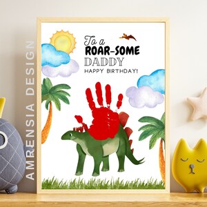 Puede incluir: Una tarjeta de cumplea&ntilde;os imprimible para un pap&aacute; con un dinosaurio verde y una huella de mano roja. La tarjeta dice "To a Roar-some Daddy Happy Birthday!"