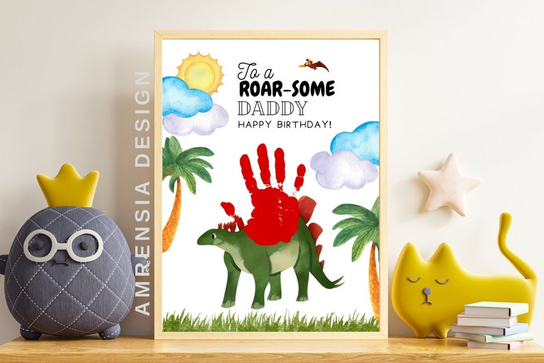 Puede incluir: Una tarjeta de cumplea&ntilde;os imprimible para un pap&aacute; con un dinosaurio verde y una huella de mano roja. La tarjeta dice "To a Roar-some Daddy Happy Birthday!"