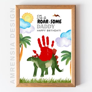 Puede incluir: Una tarjeta imprimible con un dinosaurio verde y una huella de mano roja. La tarjeta dice "To a Roar-some Daddy Happy Birthday!"