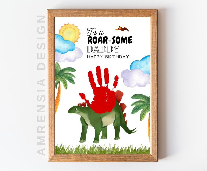 Puede incluir: Una tarjeta imprimible con un dinosaurio verde y una huella de mano roja. La tarjeta dice "To a Roar-some Daddy Happy Birthday!"