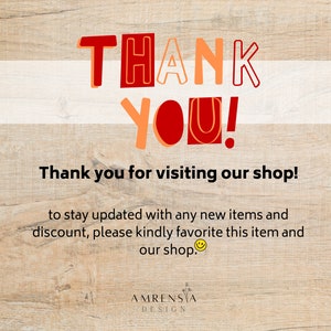 Może przedstawiać: Tło z imitacją drewna z tekstem "THANK YOU!" w czerwonych i pomarańczowych literach. Tekst "Thank you for visiting our shop!" znajduje się pod dużym tekstem. Tekst "to stay updated with any new items and discount, please kindly favorite this item and our shop." znajduje się pod poprzednim tekstem. Na końcu tekstu znajduje się emoji uśmiechniętej buźki. Tekst "AMRENSIA DESIGN" znajduje się na dole obrazu.