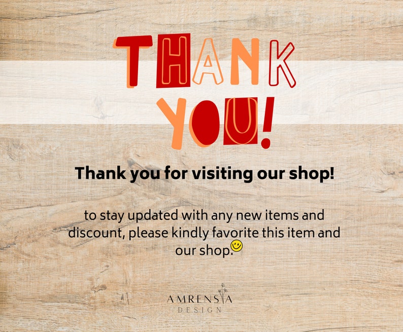 Może przedstawiać: Tło z imitacją drewna z tekstem "THANK YOU!" w czerwonych i pomarańczowych literach. Tekst "Thank you for visiting our shop!" znajduje się pod dużym tekstem. Tekst "to stay updated with any new items and discount, please kindly favorite this item and our shop." znajduje się pod poprzednim tekstem. Na końcu tekstu znajduje się emoji uśmiechniętej buźki. Tekst "AMRENSIA DESIGN" znajduje się na dole obrazu.