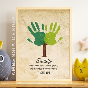 Może przedstawiać: Wydruk w ramie z wzorem drzewa z odcisk&oacute;w dłoni. Wydruk ma vintage'owy wygląd i zawiera tekst "Daddy, No matter how tall we grow, we'll always look up to you, I LOVE YOU".
