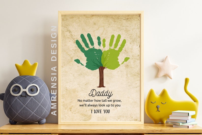 Może przedstawiać: Wydruk w ramie z wzorem drzewa z odcisk&oacute;w dłoni. Wydruk ma vintage'owy wygląd i zawiera tekst "Daddy, No matter how tall we grow, we'll always look up to you, I LOVE YOU".
