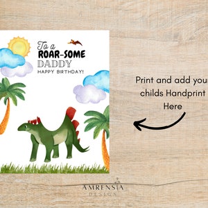 Puede incluir: Una tarjeta imprimible con un dinosaurio verde, palmeras y nubes. El texto dice "To a Roar-Some Daddy Happy Birthday!" y "Print and add your child's Handprint Here".