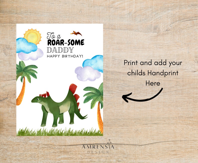 Puede incluir: Una tarjeta imprimible con un dinosaurio verde, palmeras y nubes. El texto dice "To a Roar-Some Daddy Happy Birthday!" y "Print and add your child's Handprint Here".