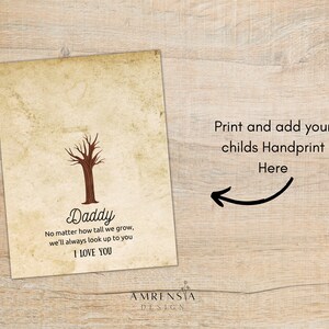 Może przedstawiać: Drukowana karta z ilustracją brązowego drzewa i tekstem "Daddy No matter how tall we grow, we'll always look up to you I LOVE YOU". Karta ma fakturę vintage'owego papieru i miejsce na odcisk dłoni.