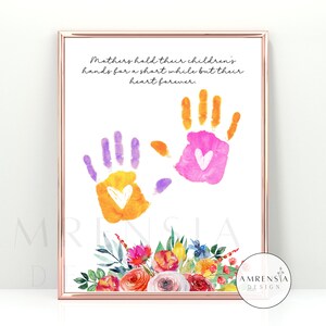 Arte dell'impronta a mano per la festa della mamma, artigianato con impronta floreale, artigianato per bambini piccoli, festa della mamma felice, attività fai da te per bambini in età prescolare